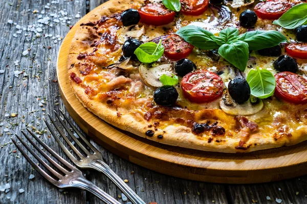 Circle Pizza Mozzarella White Mushrooms Salami Tomatoes Wooden Table — Stock Photo, Image