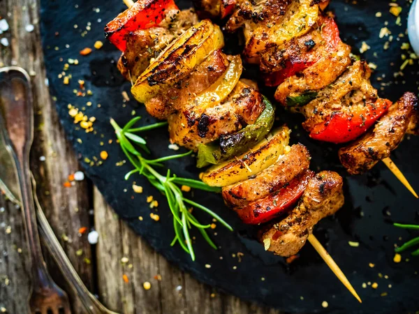 Brochettes Viande Grillée Avec Des Légumes Frais Sur Fond Bois — Photo