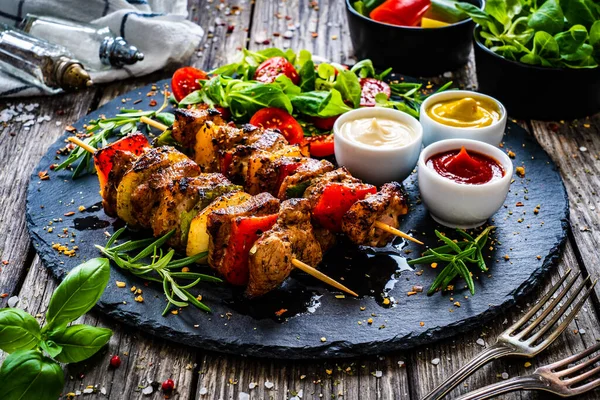 Brochettes Viande Grillée Avec Des Légumes Frais Sur Fond Bois — Photo