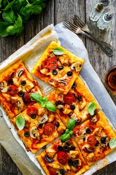 Pizza Fehér Gombával Csirkefalatokkal Paradicsommal Fekete Olajbogyóval Mozzarellával Alapon — Stock Fotó