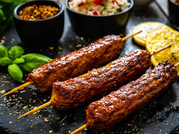 Cevapcici Shashlik Balcanico Con Riso Gelsomino Tzatziki Limone — Foto Stock