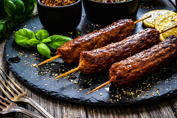 Cevapcici Shashlik Balcanico Con Riso Gelsomino Tzatziki Limone — Foto Stock