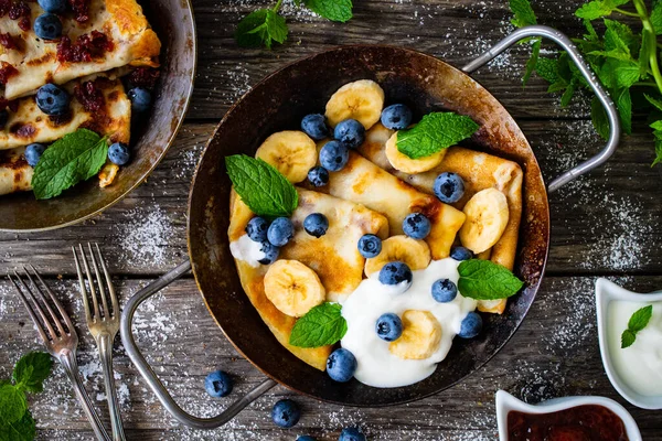 Crepes Dulces Con Plátanos Mermelada Fresas Arándanos Sartén Sobre Mesa —  Fotos de Stock