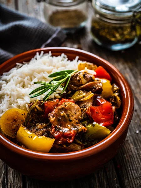 Porco Assado Com Arroz Jasmim Legumes Tigela Mesa Madeira — Fotografia de Stock