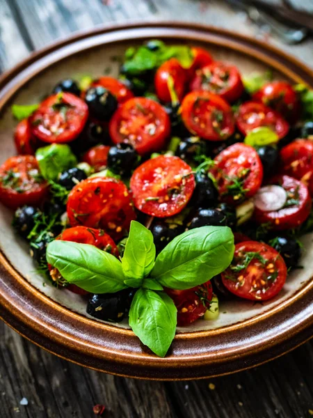 Ensalada Verduras Frescas Con Tomates Cherry Aceitunas Negras Eneldo Albahaca — Foto de Stock