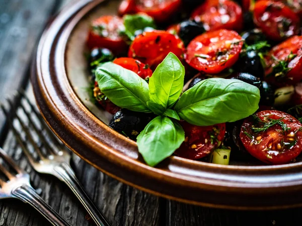 Salada Legumes Frescos Com Tomate Cereja Azeitonas Pretas Endro Manjericão — Fotografia de Stock