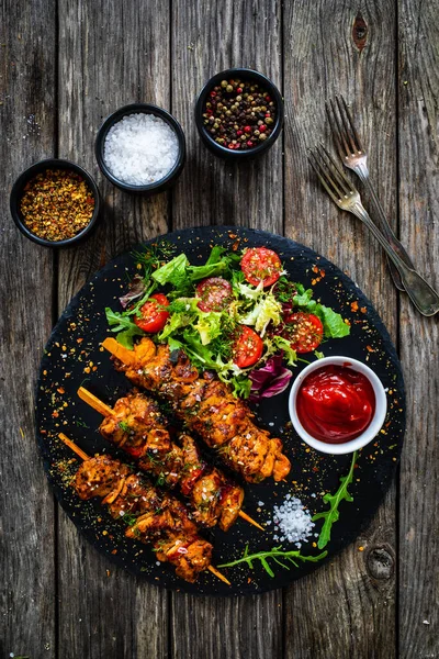 Chanclas Carne Parrilla Con Verduras Frescas Sobre Fondo Madera —  Fotos de Stock