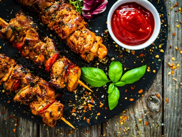 Skewers Ψητά Κρέατα Φρέσκα Λαχανικά Ξύλινο Φόντο — Φωτογραφία Αρχείου