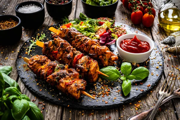 Brochettes Viande Grillée Avec Des Légumes Frais Sur Fond Bois — Photo