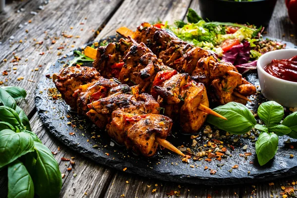 Chanclas Carne Parrilla Con Verduras Frescas Sobre Fondo Madera —  Fotos de Stock