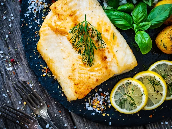 Prato Peixe Filé Bacalhau Frito Com Batatas Salada Legumes Servido — Fotografia de Stock