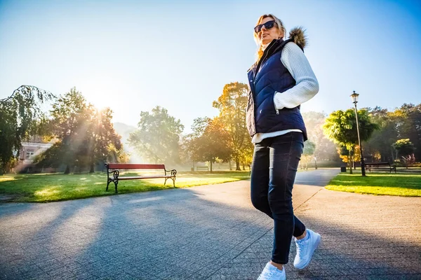 Mujer Mediana Edad Caminando Parque Ciudad — Foto de Stock