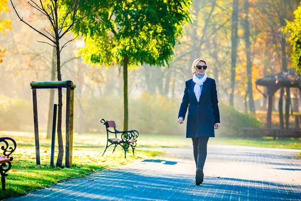 Şehir Parkında Yürüyen Orta Yaşlı Bir Kadın — Stok fotoğraf