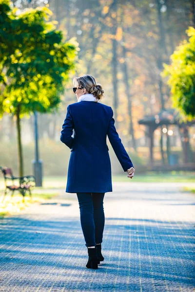 Kobieta Średnim Wieku Spacerująca Parku Miejskim — Zdjęcie stockowe
