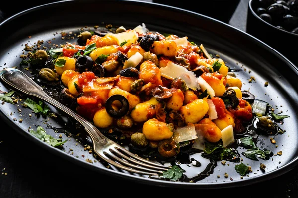 Gnocchi Puttanesca Gnocchi Mit Tomatensauce Sardellen Chili Kapern Und Oliven — Stockfoto