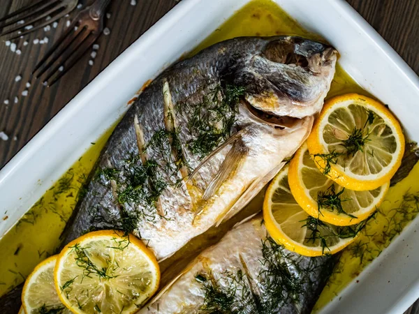 Dorada Asada Sartén Cocina Sobre Mesa Madera —  Fotos de Stock