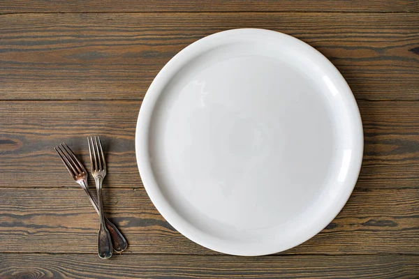 Κενό Πιάτο Και Πιρούνια Ξύλινο Τραπέζι — Φωτογραφία Αρχείου