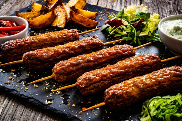 Cevapcici Shashlik Balcanico Servito Con Patate Forno Verdure Fresche Verdi — Foto Stock