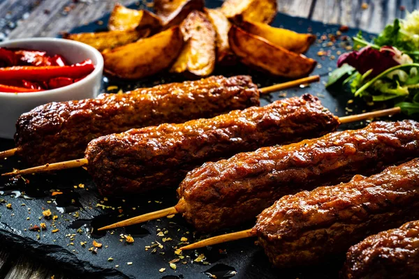 Cevapcici Shashlik Balcánico Servido Con Patatas Horno Verduras Verdes Frescas — Foto de Stock