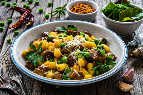 Gnocchi Mit Gebratenen Weißen Pilzen Grünen Erbsen Parmesan Und Petersilie — Stockfoto