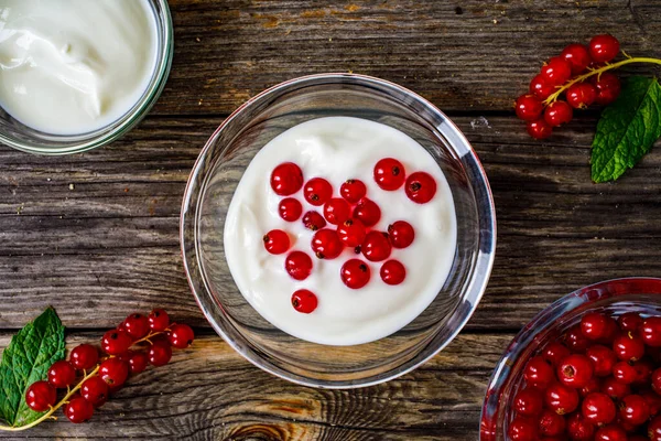 Dessert Rode Bessen Met Yoghurt Houten Tafel — Stockfoto