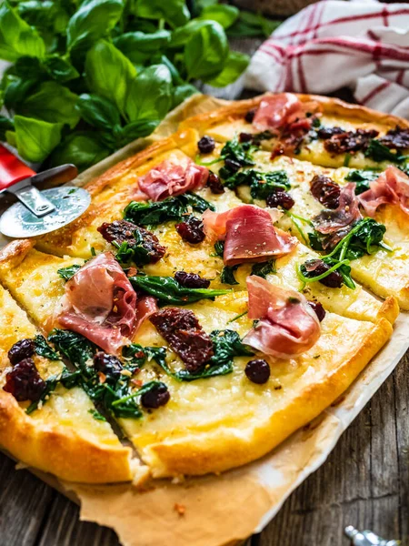 Pizza Prosciutto Parma Spinach Sun Dried Tomatoes Mozzarella Black Olives — Stock Photo, Image