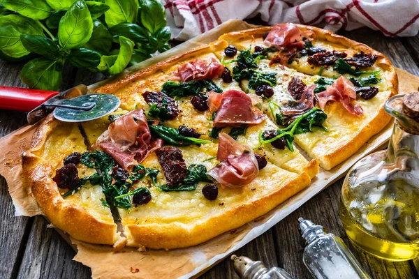 Pizza Prosciutto Parma Spenót Napon Szárított Paradicsom Mozzarella Fekete Olajbogyó — Stock Fotó