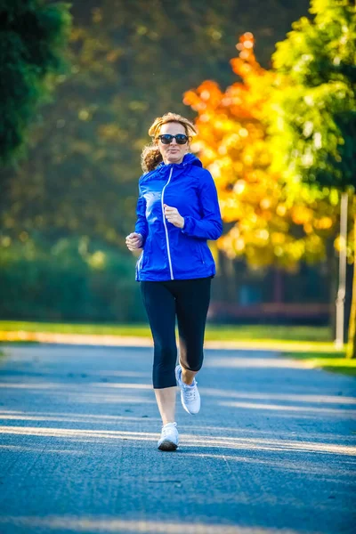 Mode Vie Sain Femme Courant Dans Parc Municipal — Photo