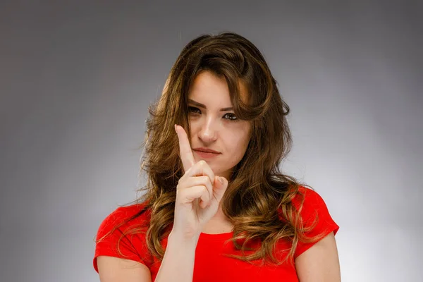 Mujer Atractiva Joven Sobre Fondo Gris — Foto de Stock