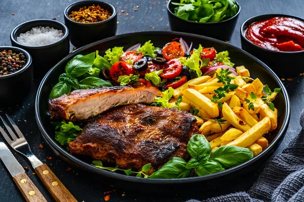 Sabrosas Costillas Parrilla Con Papas Fritas Verduras Frescas Mesa Madera —  Fotos de Stock