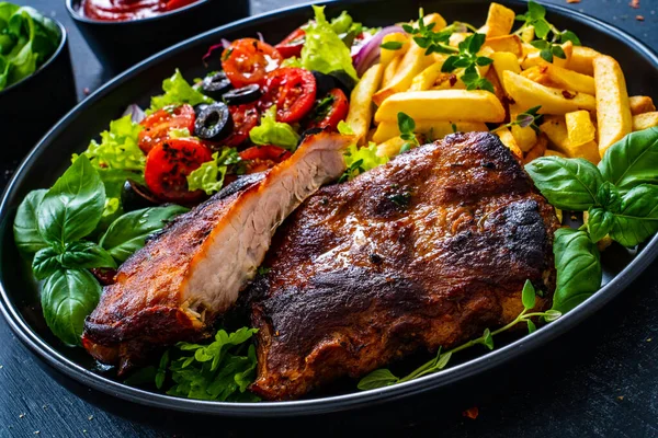 Smakliga Grillade Revben Med Pommes Frites Och Färska Grönsaker Träbordet — Stockfoto