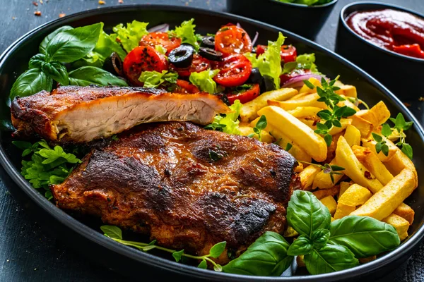 Sabrosas Costillas Parrilla Con Papas Fritas Verduras Frescas Mesa Madera —  Fotos de Stock