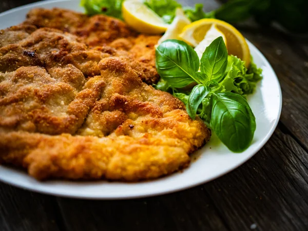 Costoletta Maiale Fritta Impanata Con Limone Verdure Fresche Sul Tavolo — Foto Stock