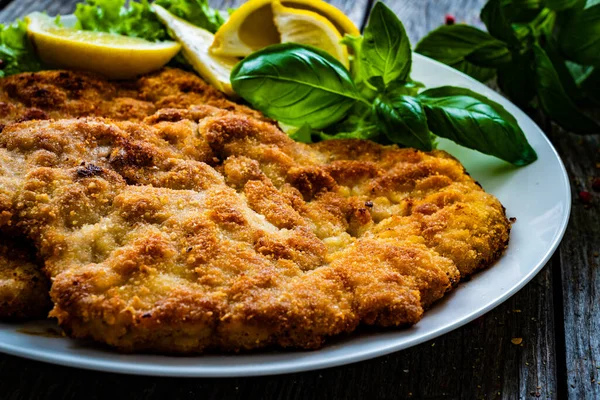 Gefrituurde Karbonade Met Citroen Verse Groenten Houten Tafel — Stockfoto