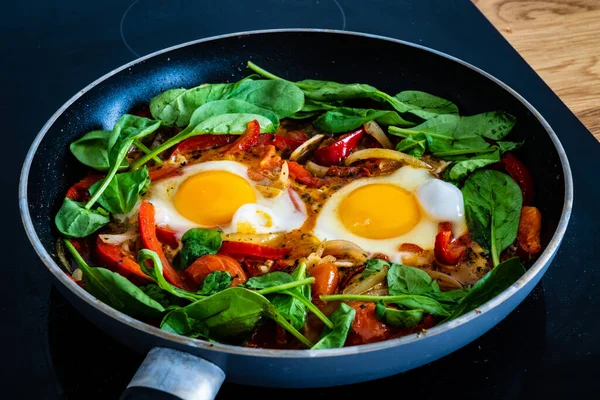 Shakshuka Gebakken Eieren Met Groenten Zwarte Houten Tafel — Stockfoto