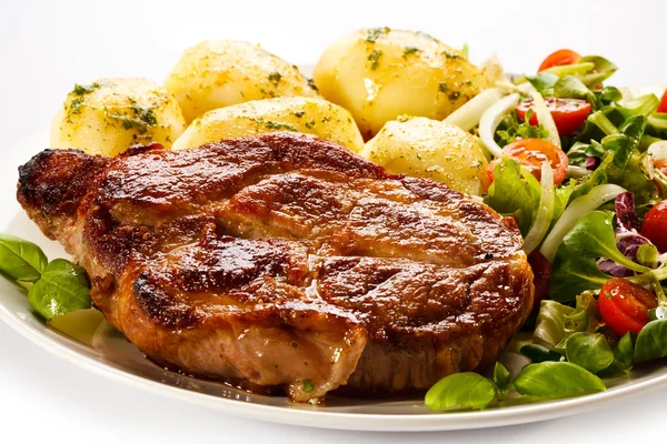 Grilled steaks and vegetables — Stock Photo, Image