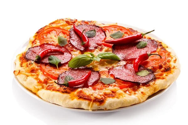Pizza mit Salami — Stockfoto