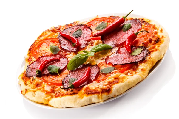 Pizza mit Salami — Stockfoto