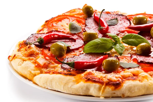 Pizza con salami — Foto de Stock