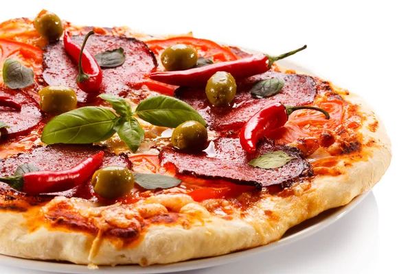 Pizza mit Salami — Stockfoto