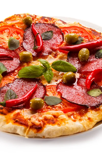 Pizza mit Salami — Stockfoto