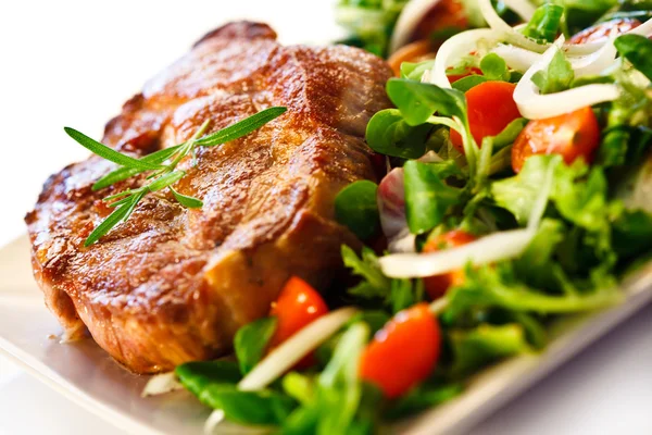 Grilled steaks and vegetables — Stock Photo, Image