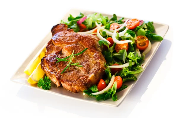 Gegrilde steaks en groenten — Stockfoto