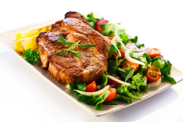 Steaks vom Grill und Gemüse — Stockfoto