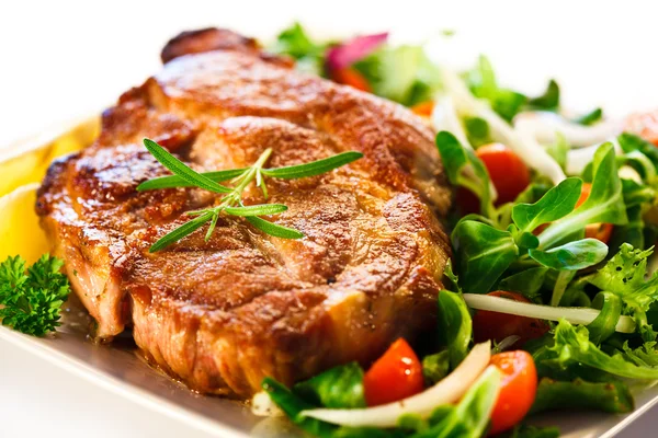 Grilled steaks and vegetables — Stock Photo, Image