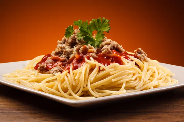 Nudeln mit Fleisch, Tomatensauce — Stockfoto