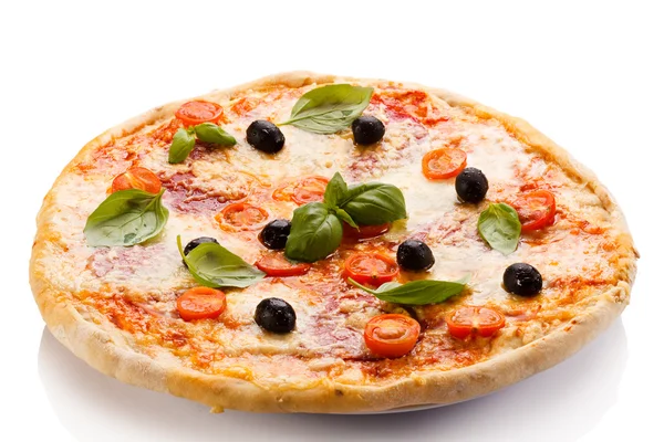 Pizza op plaat — Stockfoto