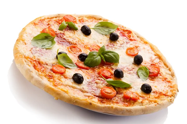 Pizza no prato — Fotografia de Stock