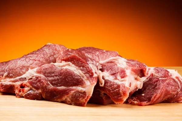 Raw beef on cutting board — Stock Photo, Image