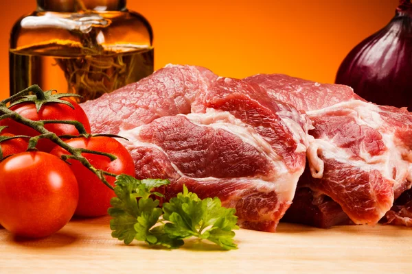 Carne cruda en tabla de cortar — Foto de Stock